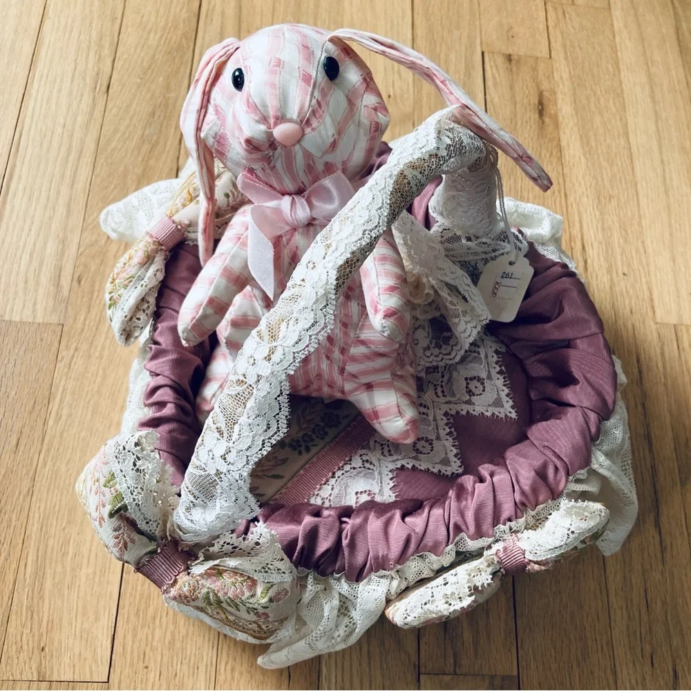 NWT Saks Fifth Avenue; Made in England. Heart shaped vintage lined wicker basket
